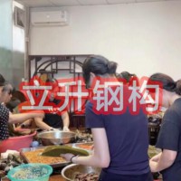 端午节管理人员给车间生产人员包粽子